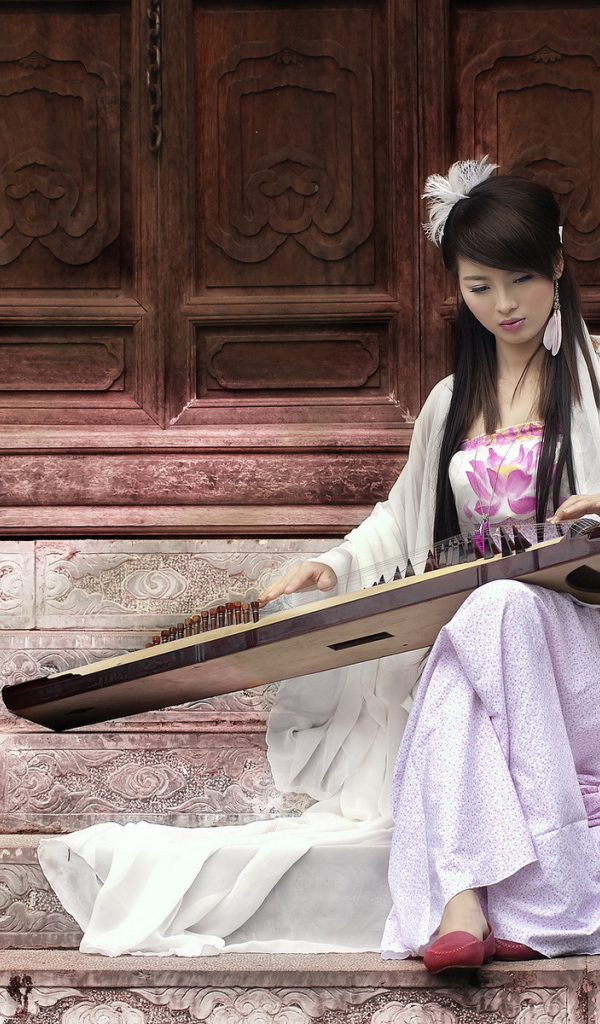 Девушка с музыкальным инструментом