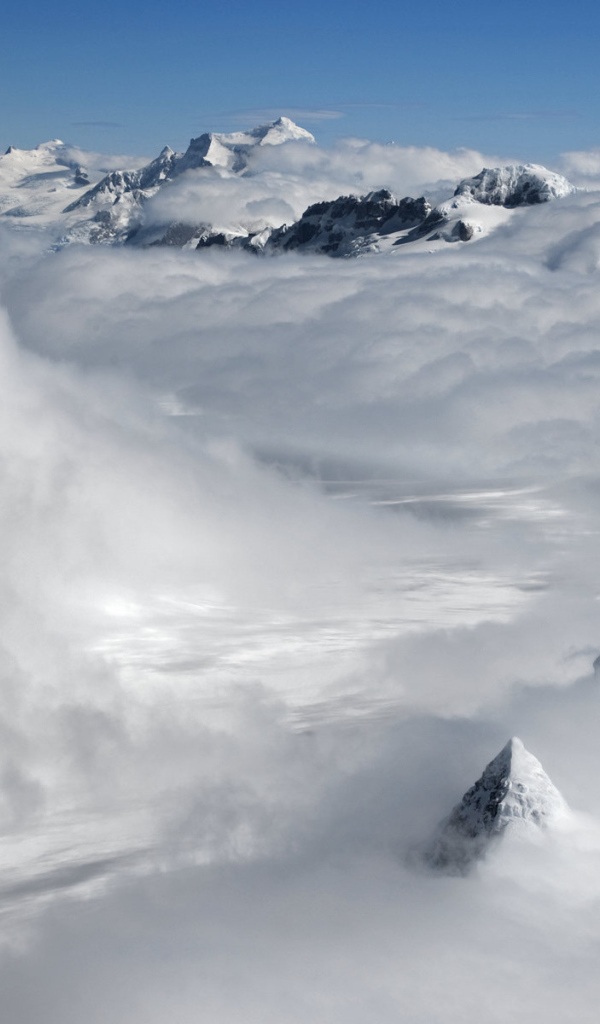 Вершины гор в облаках