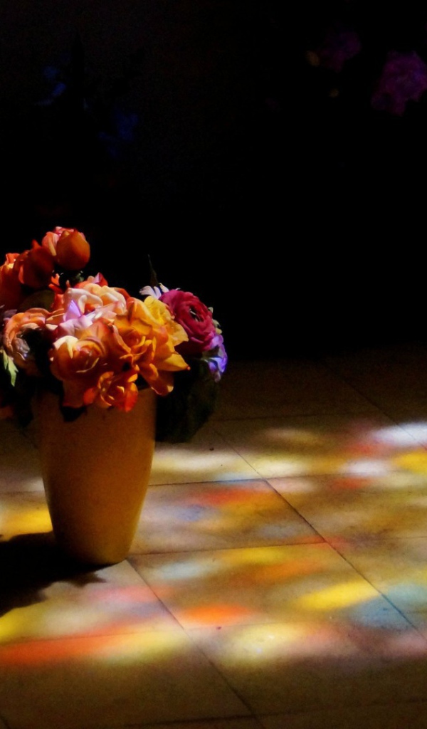 Ваза на полу с осенними цветами