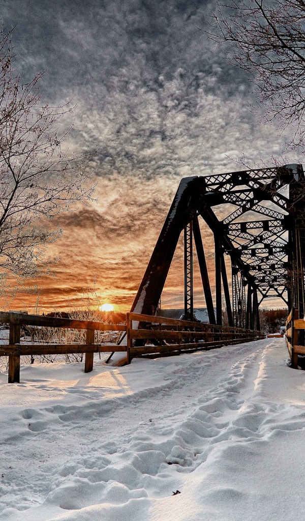 Мост над рекой зимой