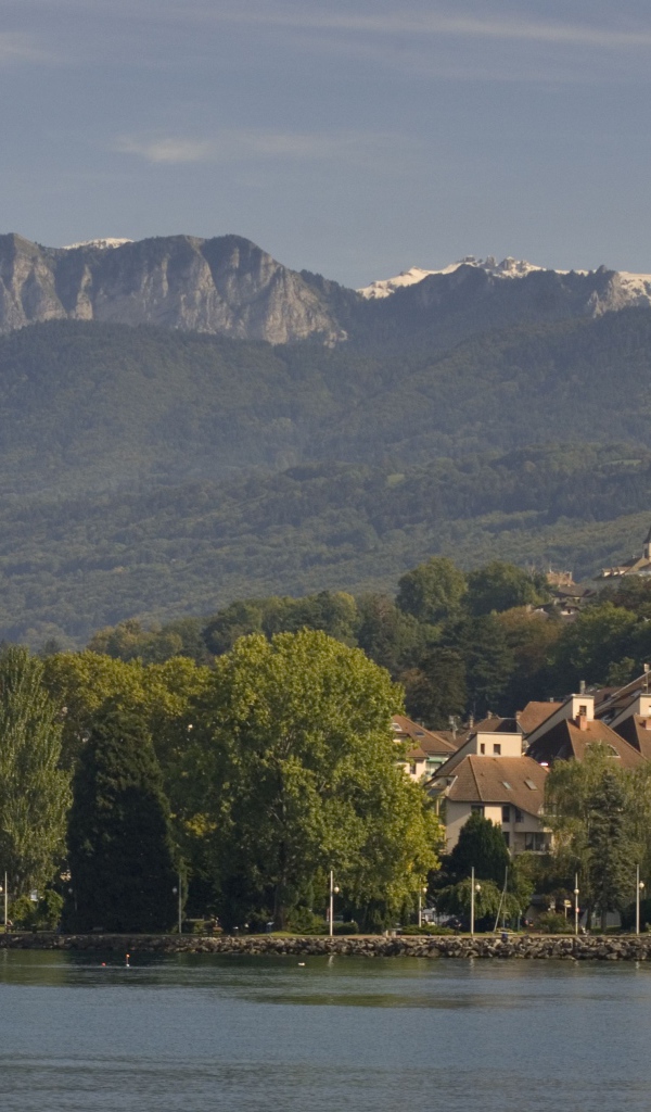 Дома на фоне гор на курорте Эвиан, Франция