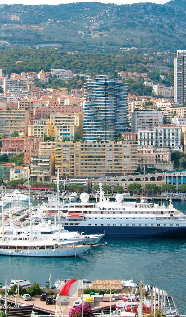 Роскошные яхты в порту в Монте-Карло, Франция