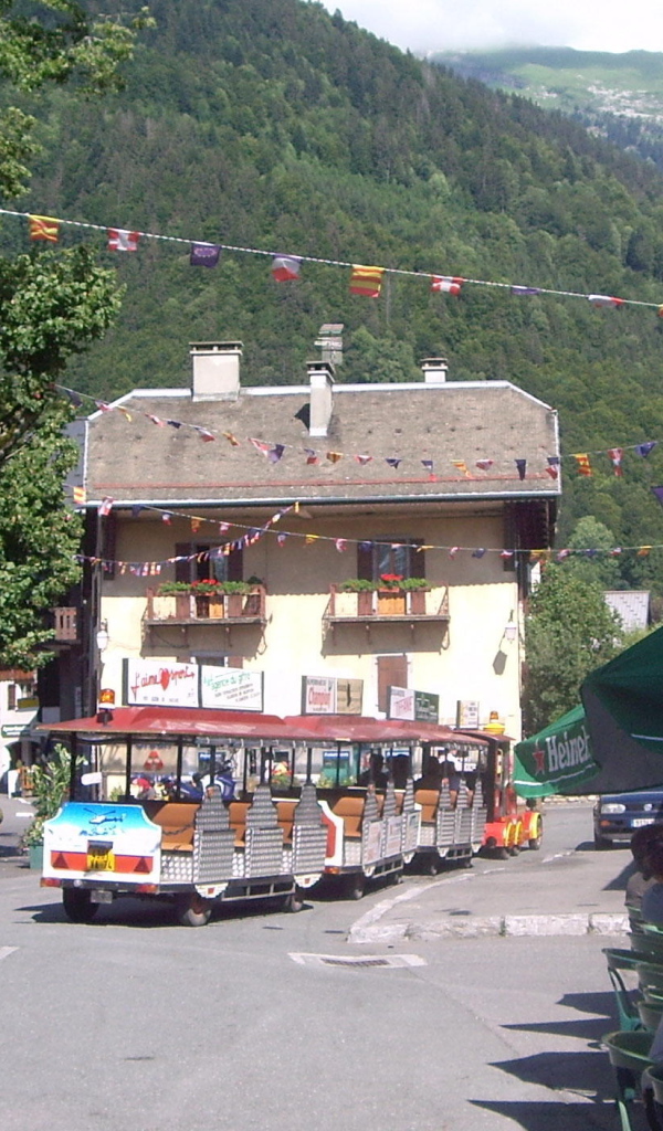 Уличное кафе на горнолыжном курорте Самоен, Франция