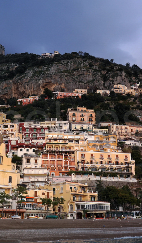 Дома на скале на курорте в Амальфи, Италия