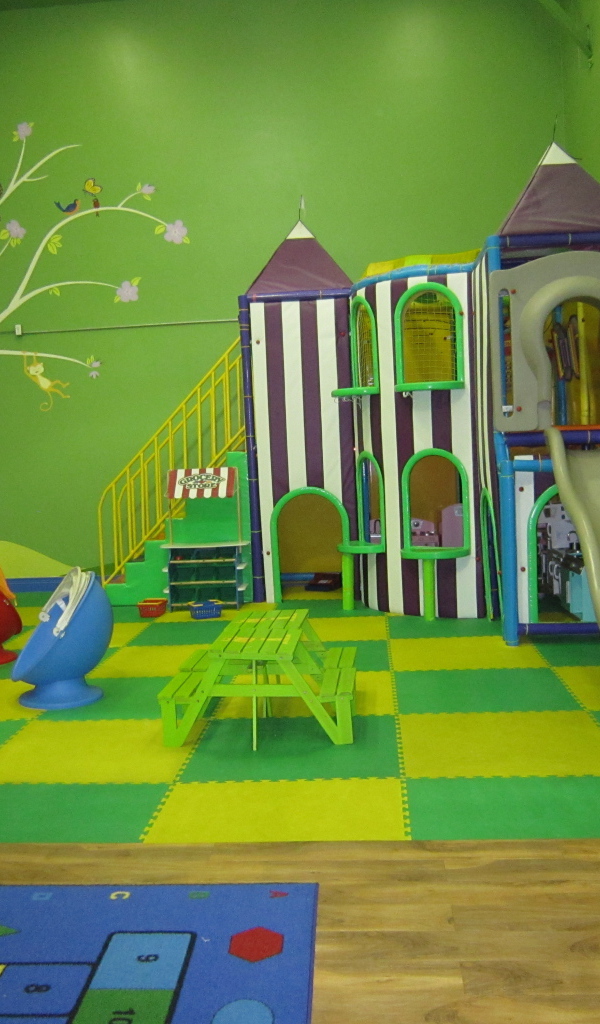 Зеленые стены в детской комнате