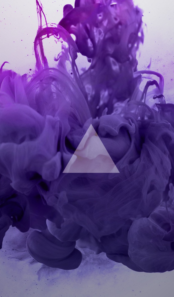 Треугольник на фоне фиолетового дыма