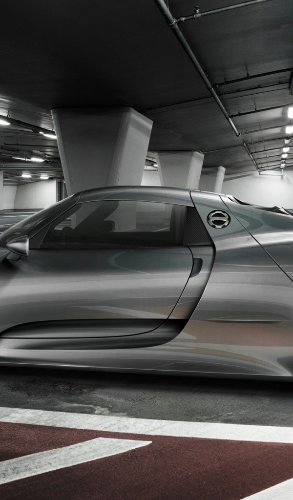 Роскошный серебрянный автомобиль на подземной парковке