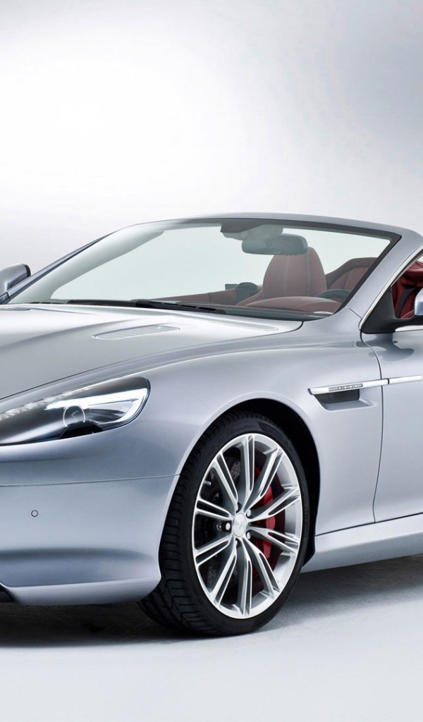 Серебристый кабриолет Aston Martin на белом фоне