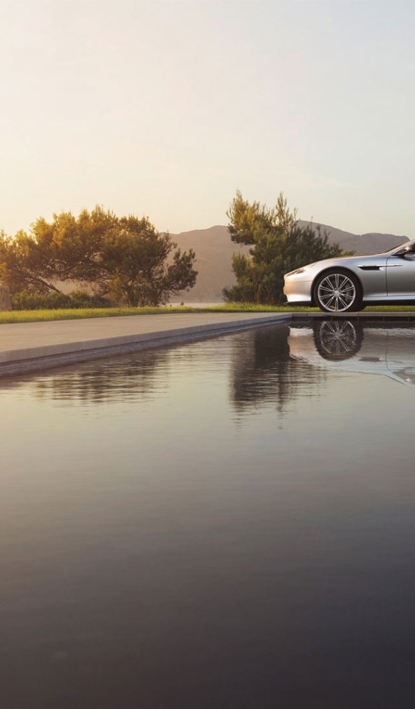 Авто без крыши Aston Martin на краю бассейна