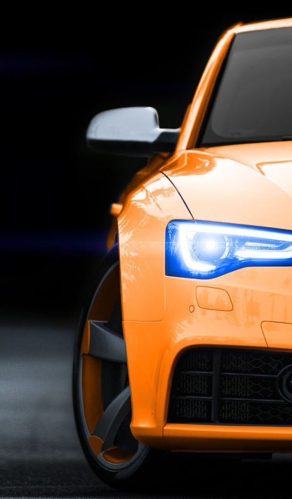 Голубые неоновые фары оранжевого Audi RS5
