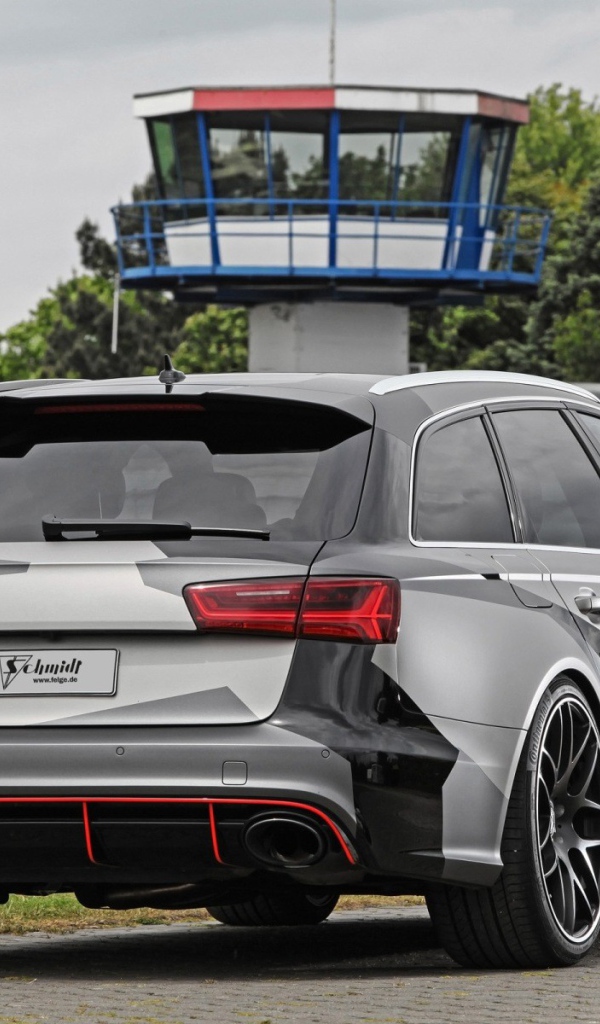 Вид сзади на Audi RS6 Avant