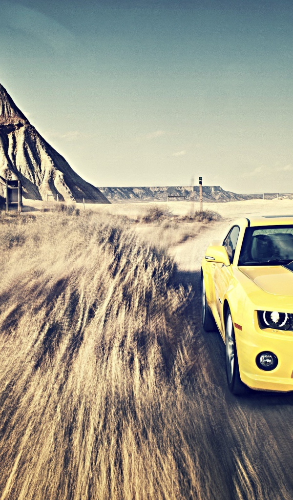 Желтый Chevrolet Camaro мчится по пустыне