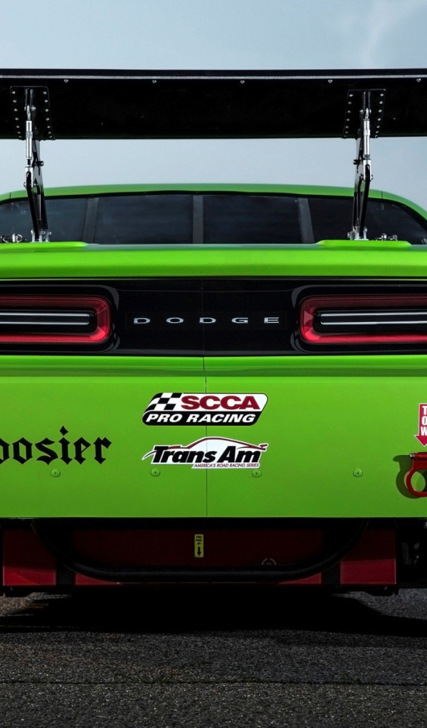 Зеленый Dodge Challenger SRT Trans-Am со спойлером