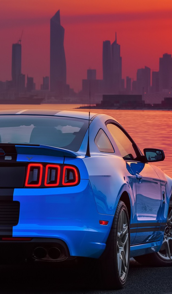 Американский автомобиль Ford Mustang Shelby на фоне города