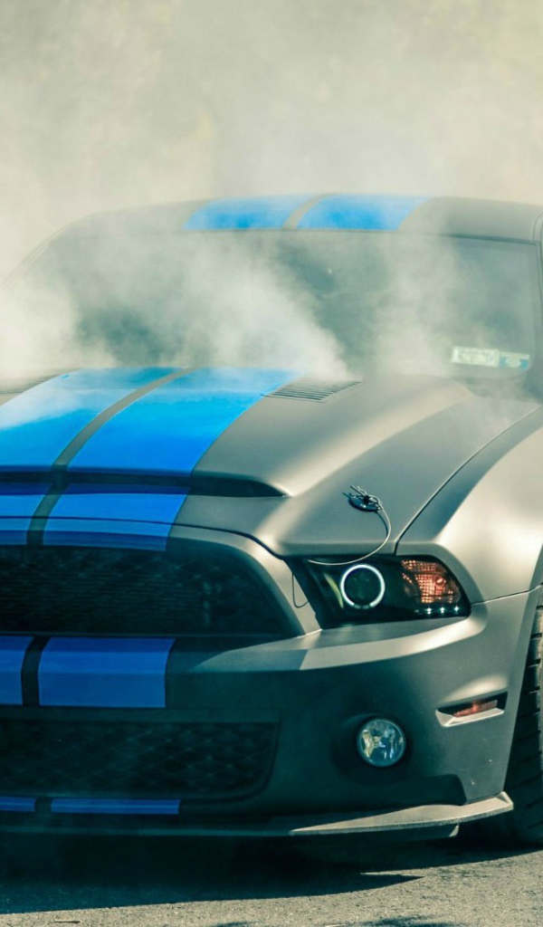 Дымящийся Ford Mustang GT 5.0