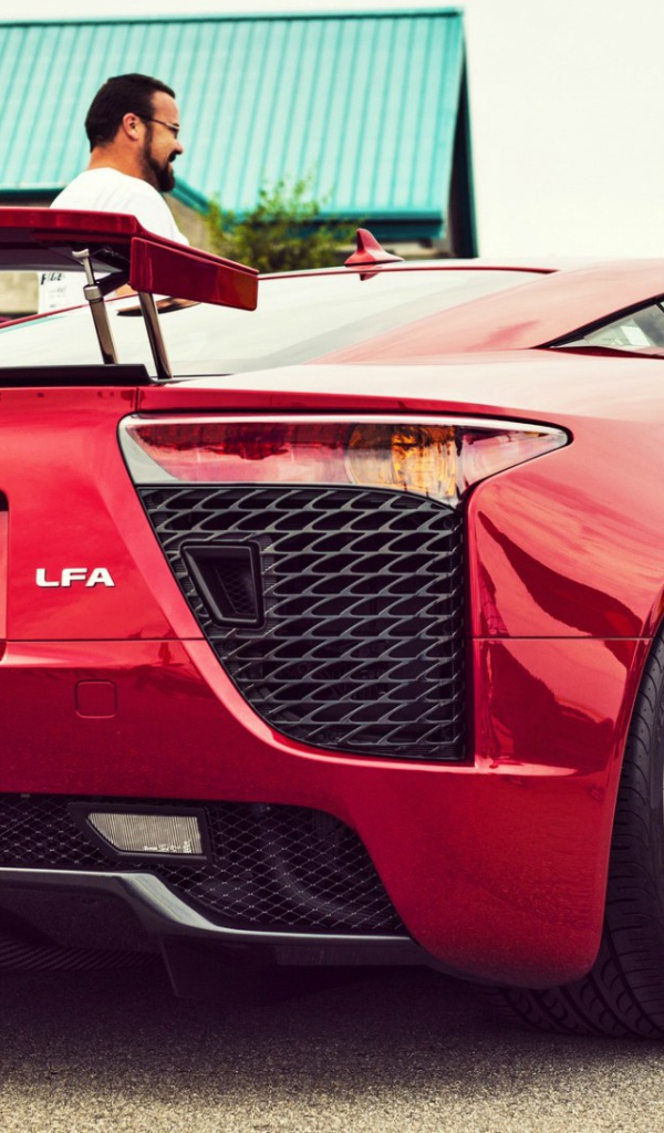Красный Lexus LFA