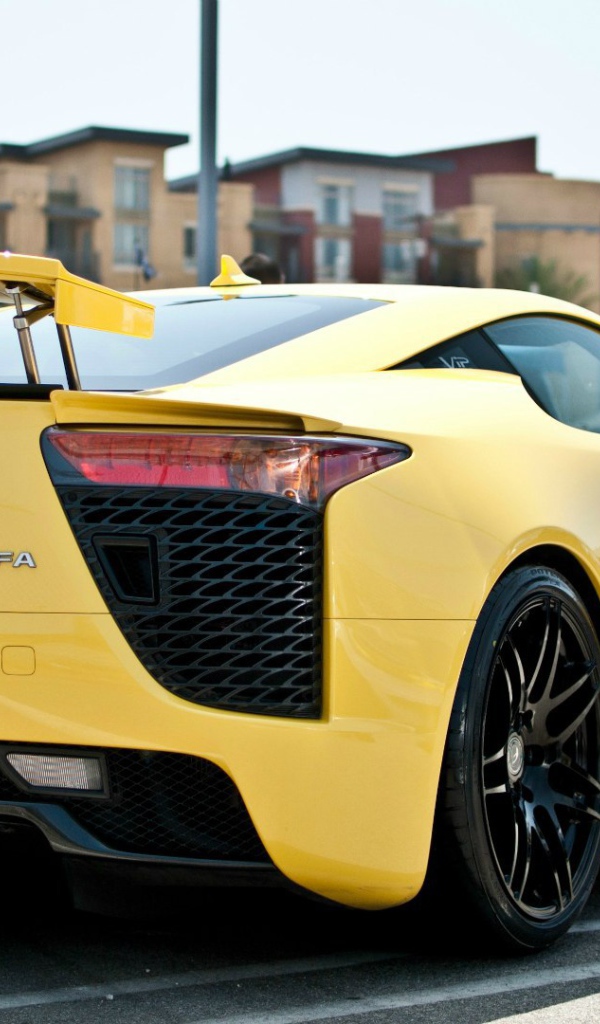 Желтый автомобиль Lexus LFA