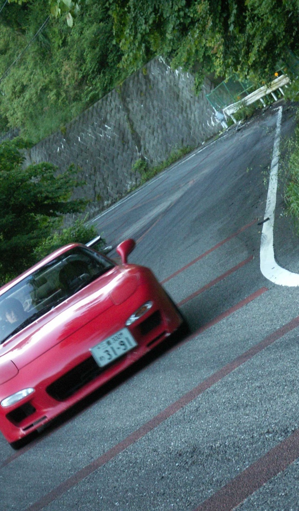 Красная Mazda RX-7 на гоночном треке