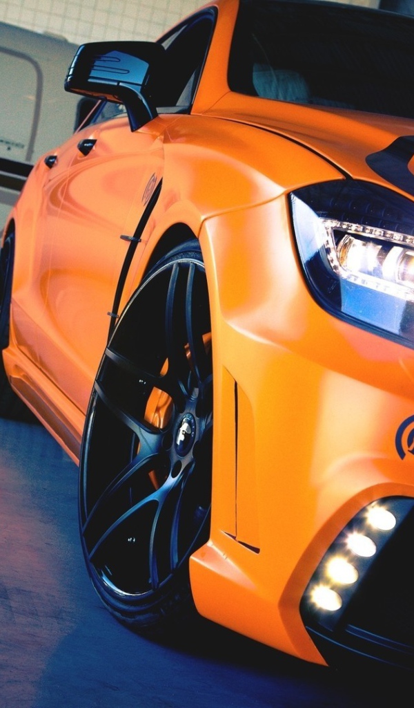 Фара оранжевого Mercedes-Benz