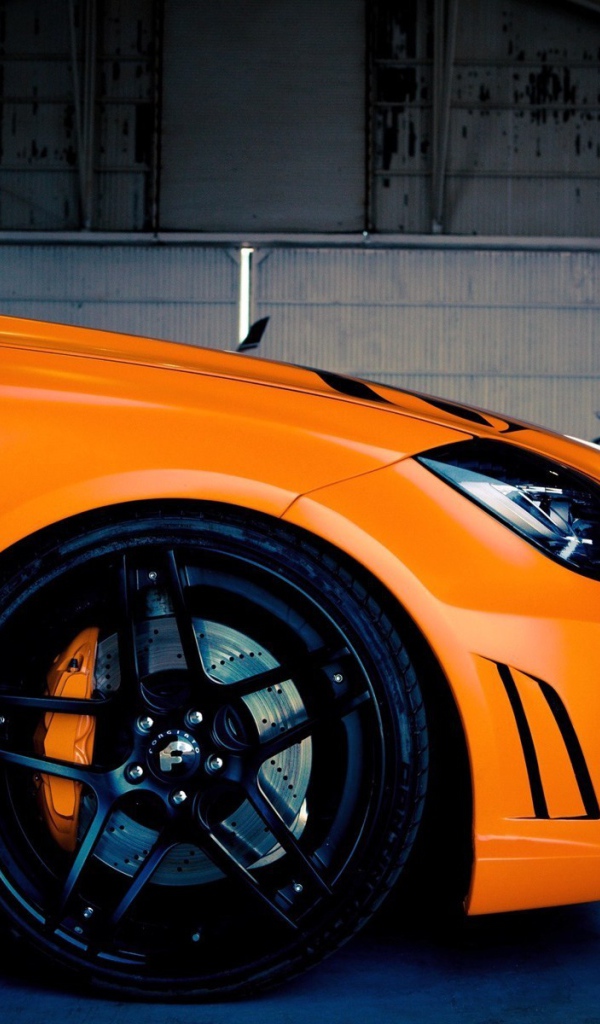 Капот и черные колеса оранжевого Mercedes-Benz CLS 63 AMG