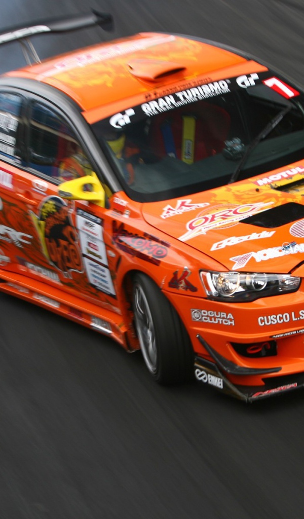 Дрифт оранжевого Mitsubishi Lancer на треке