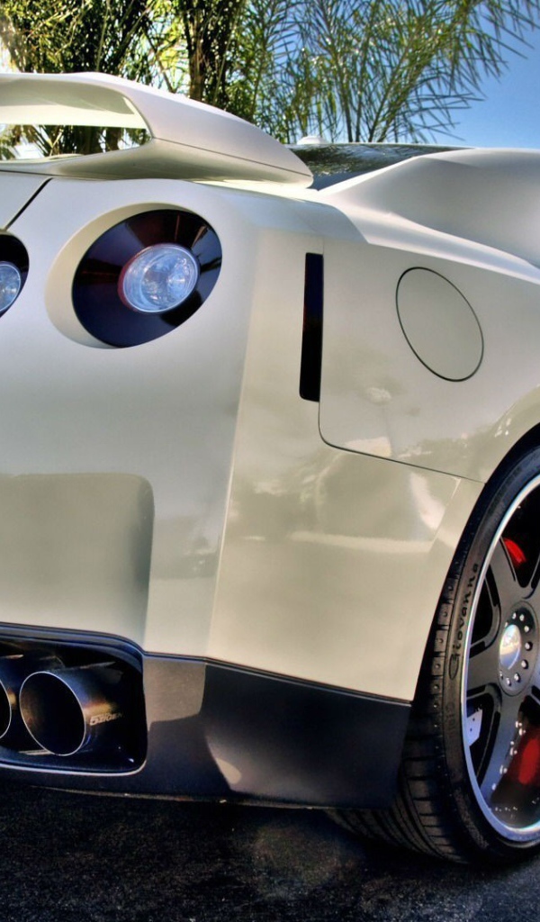Белый Nissan GT-R со спойлером