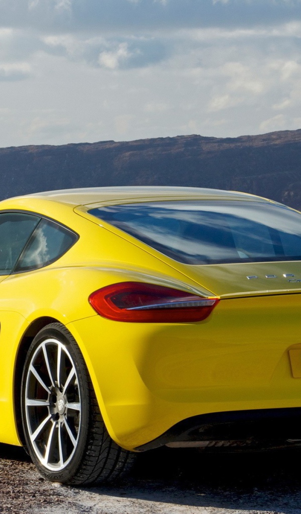 Красивый желтый Porsche в горах