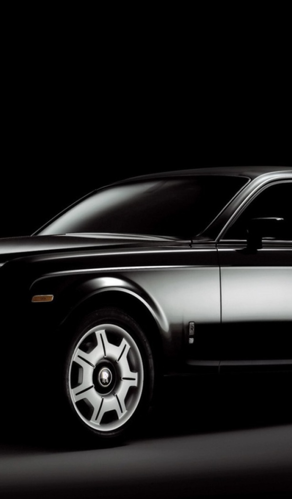 Черный Rolls-Royce Phantom на черном фоне