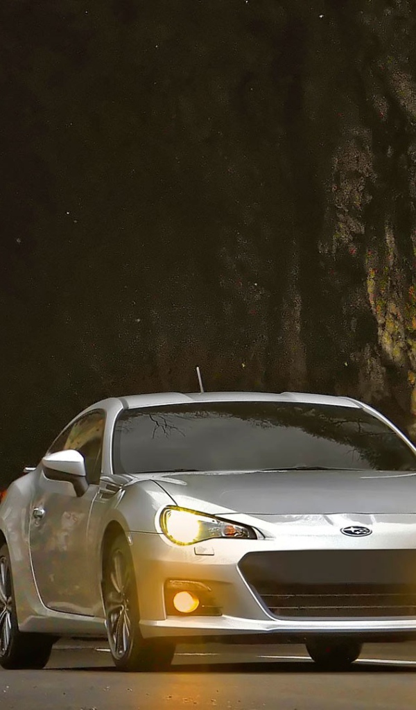 Серебристый Subaru BRZ выезжает из тоннеля