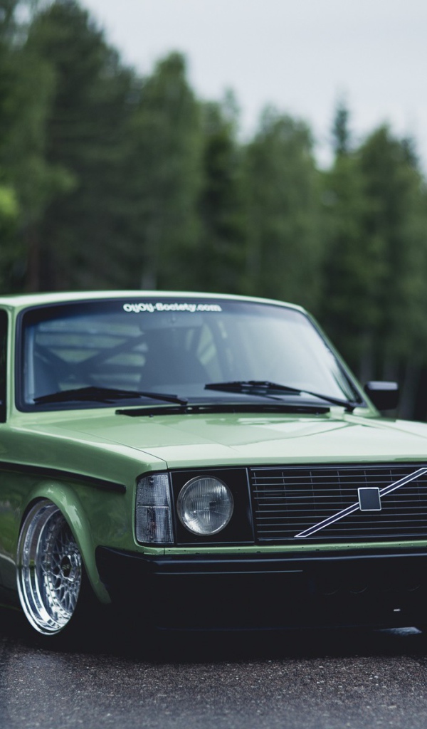 Старый зеленый Volvo на дороге