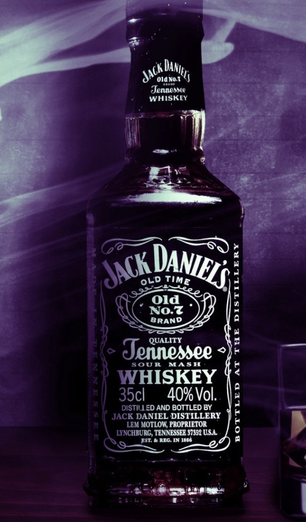 Виски Jack Daniels на фиолетовом фоне