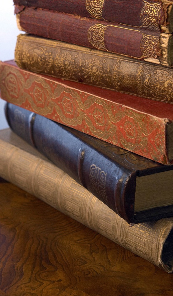 Стопка старинных книг на деревянной поверхности