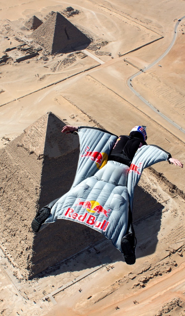 Человек в летательном костюме над пирамидами