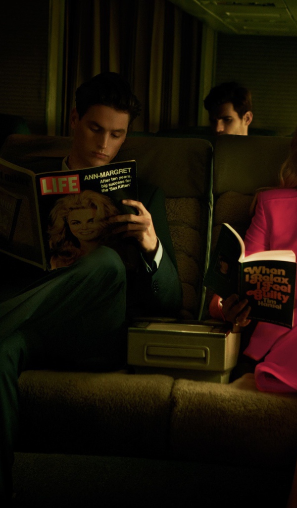 Пассажиры самолета коротают время за чтением