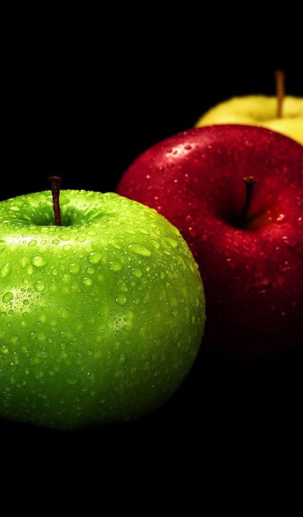 Капли воды на яблоках разного цвета