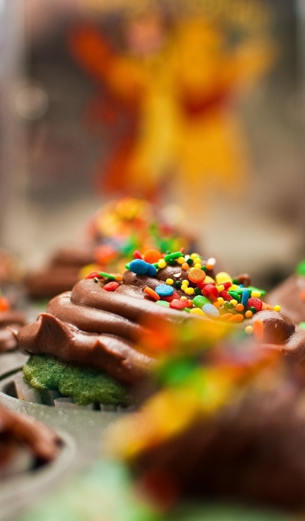 Цветная посыпка на шоколадных кексах