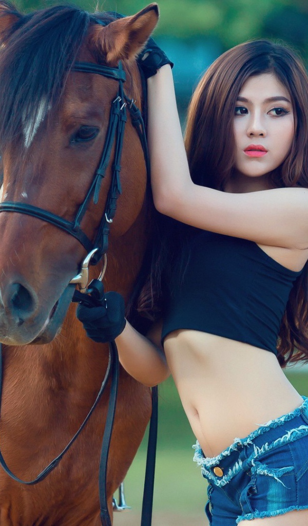 Азиатская девушка с лошадью