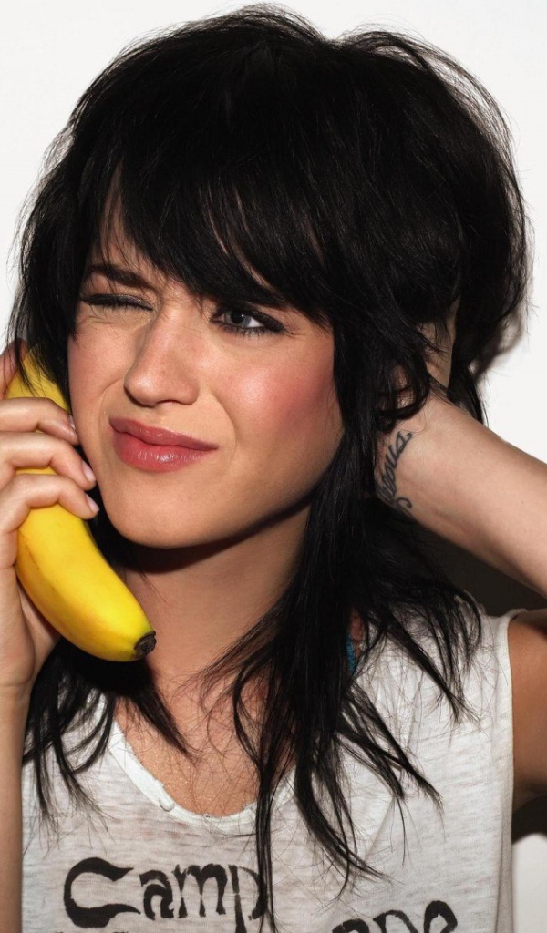 Девушка пытается позвонить по банану