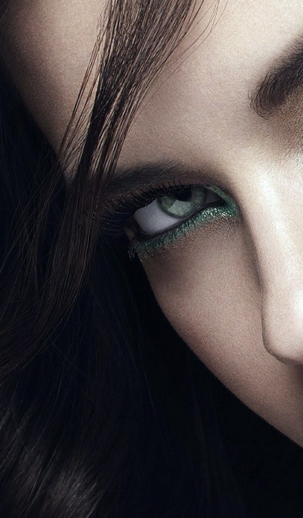 Зеленые тени на глазах у девушки