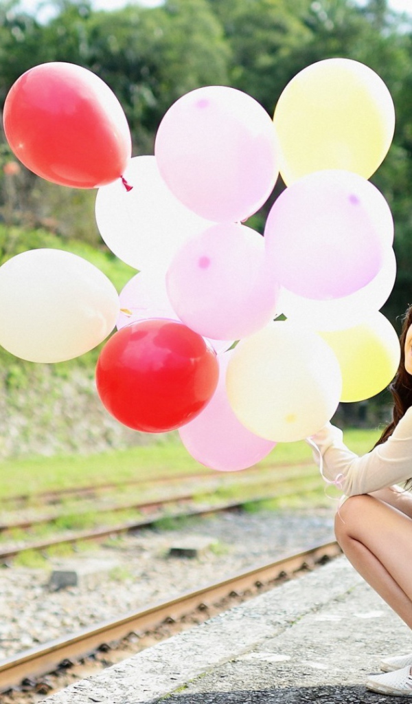 Японская девушка со связкой надувных шаров
