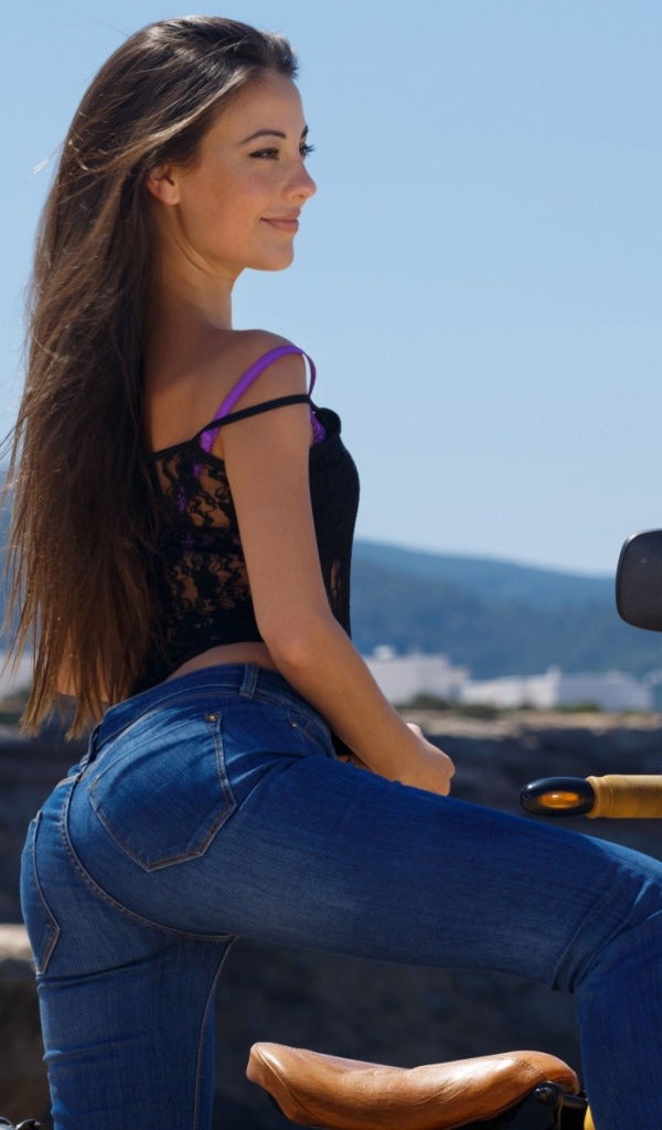 Красивая девушка в джинсах Lorena Garcia