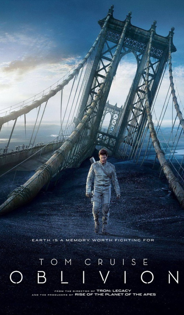 Том Круз на фоне руин моста из фильма Обливион