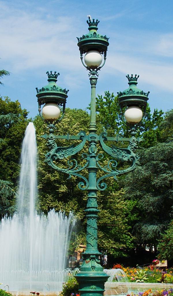 Зеленый чугунный фонарь в парке