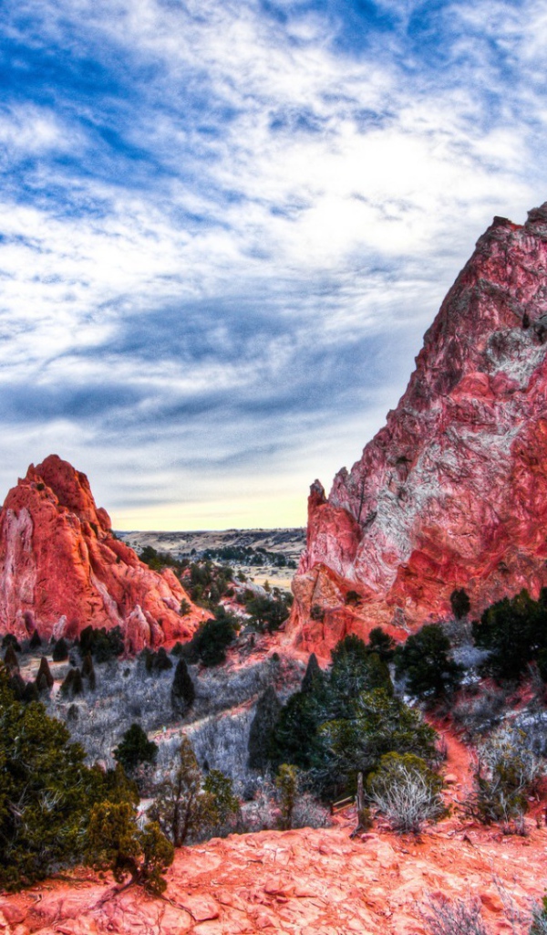 Суровый пейзаж с красными скалами