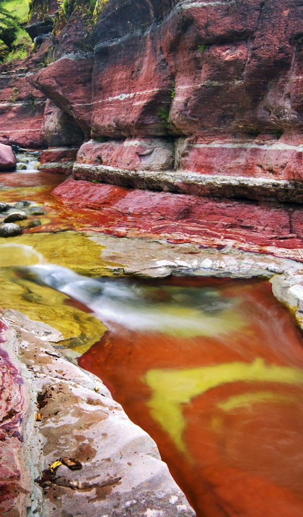 Поток воды среди красных скал