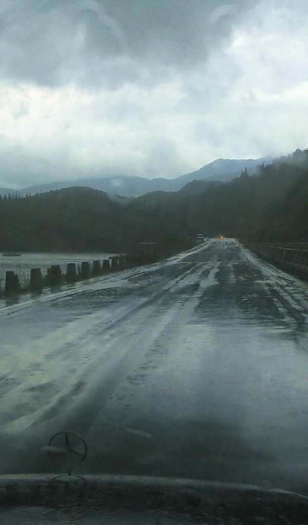Дорога у моря во время дождя