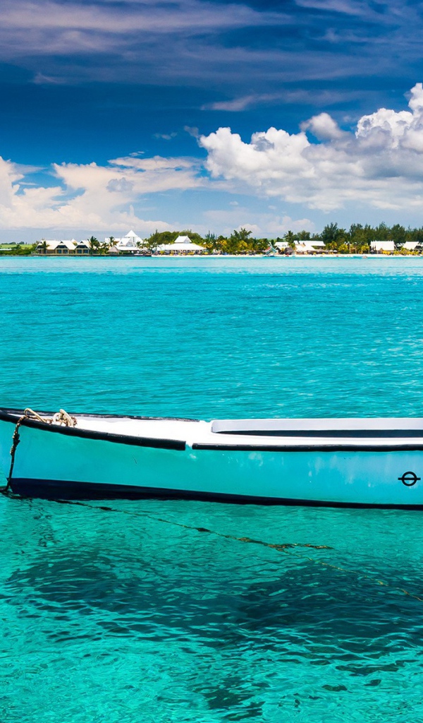 Белая лодка на голубой прозрачной воде