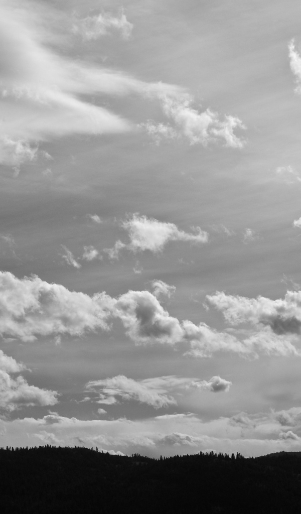 Черно-белое фото облаков