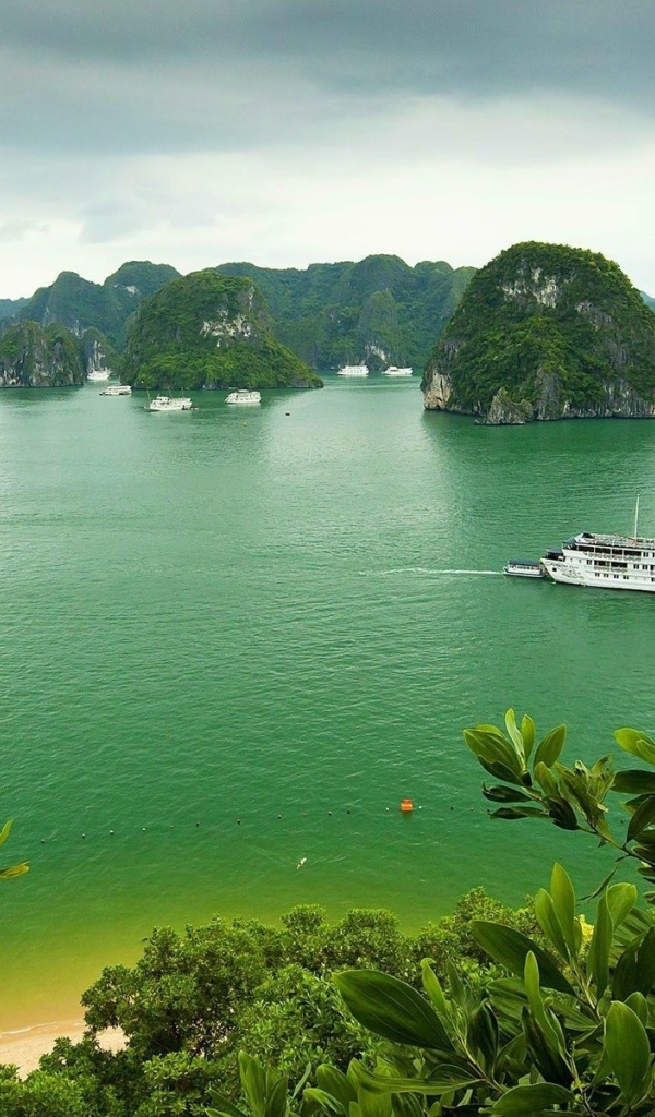 Прогулочные лодки на зеленой воде среди островов