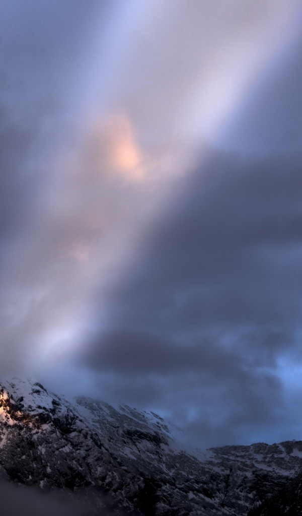 Луч солнца среди облаков в горах